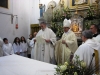 Il Cardinale consegna la nomina a parroco di Fra Enrico