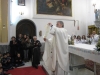 Fra Enrico mostra la nimina ai fedeli
